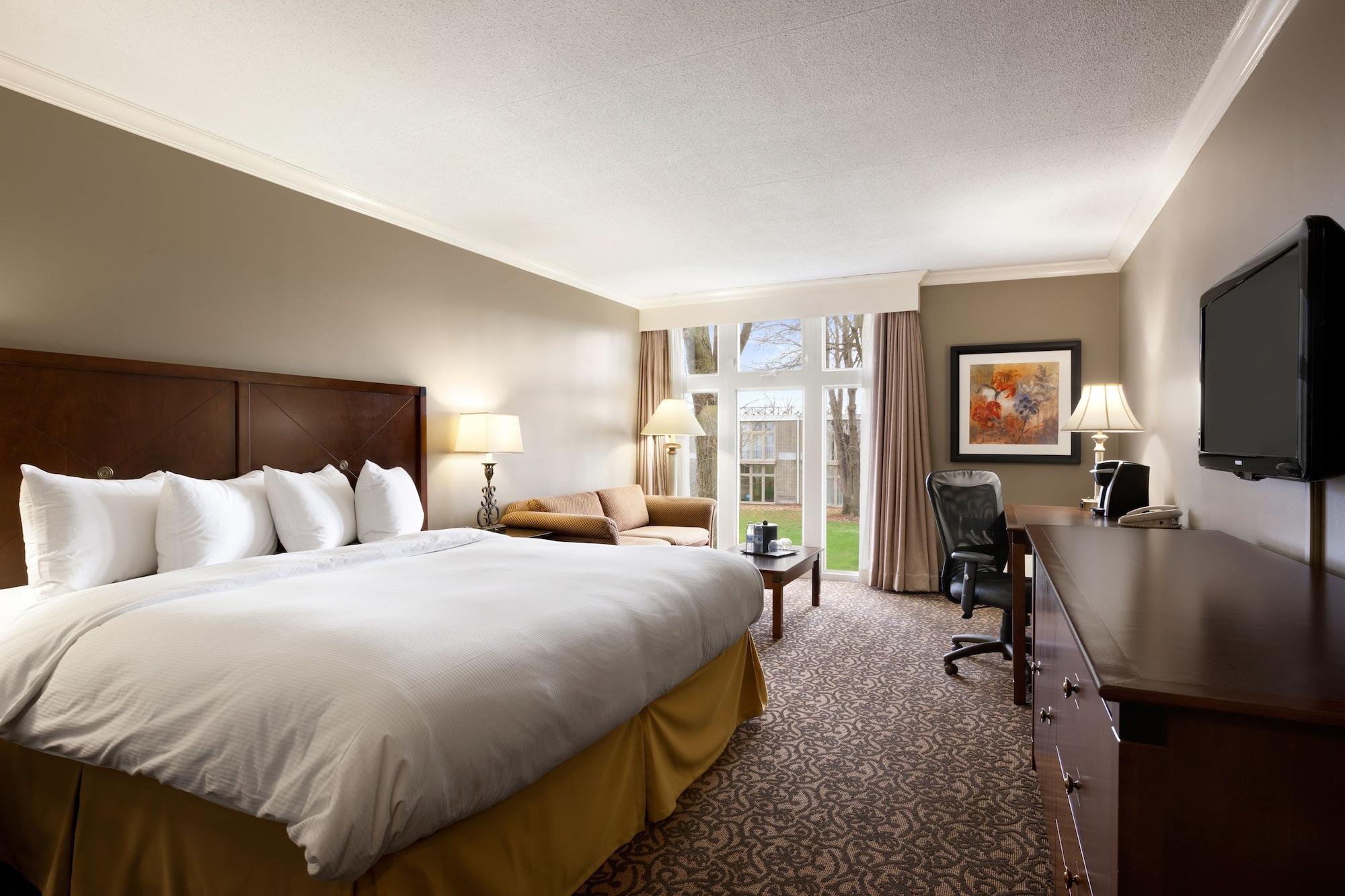 Ramada By Wyndham Cornwall Bagian luar foto