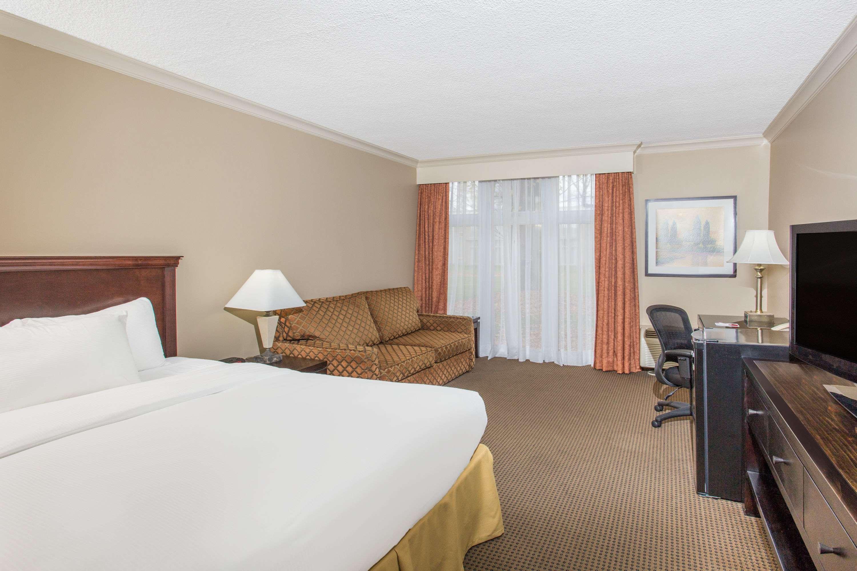 Ramada By Wyndham Cornwall Bagian luar foto
