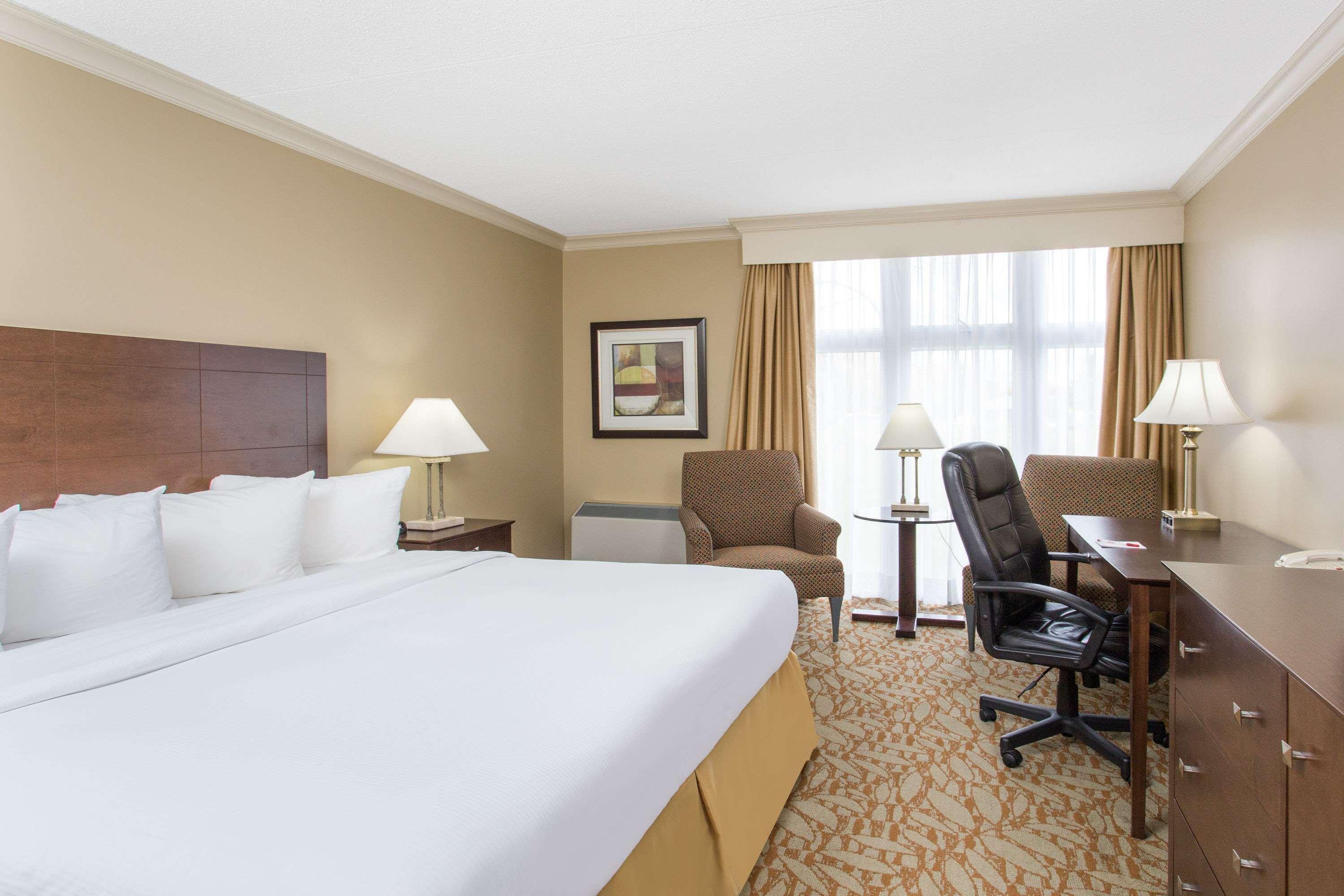 Ramada By Wyndham Cornwall Bagian luar foto