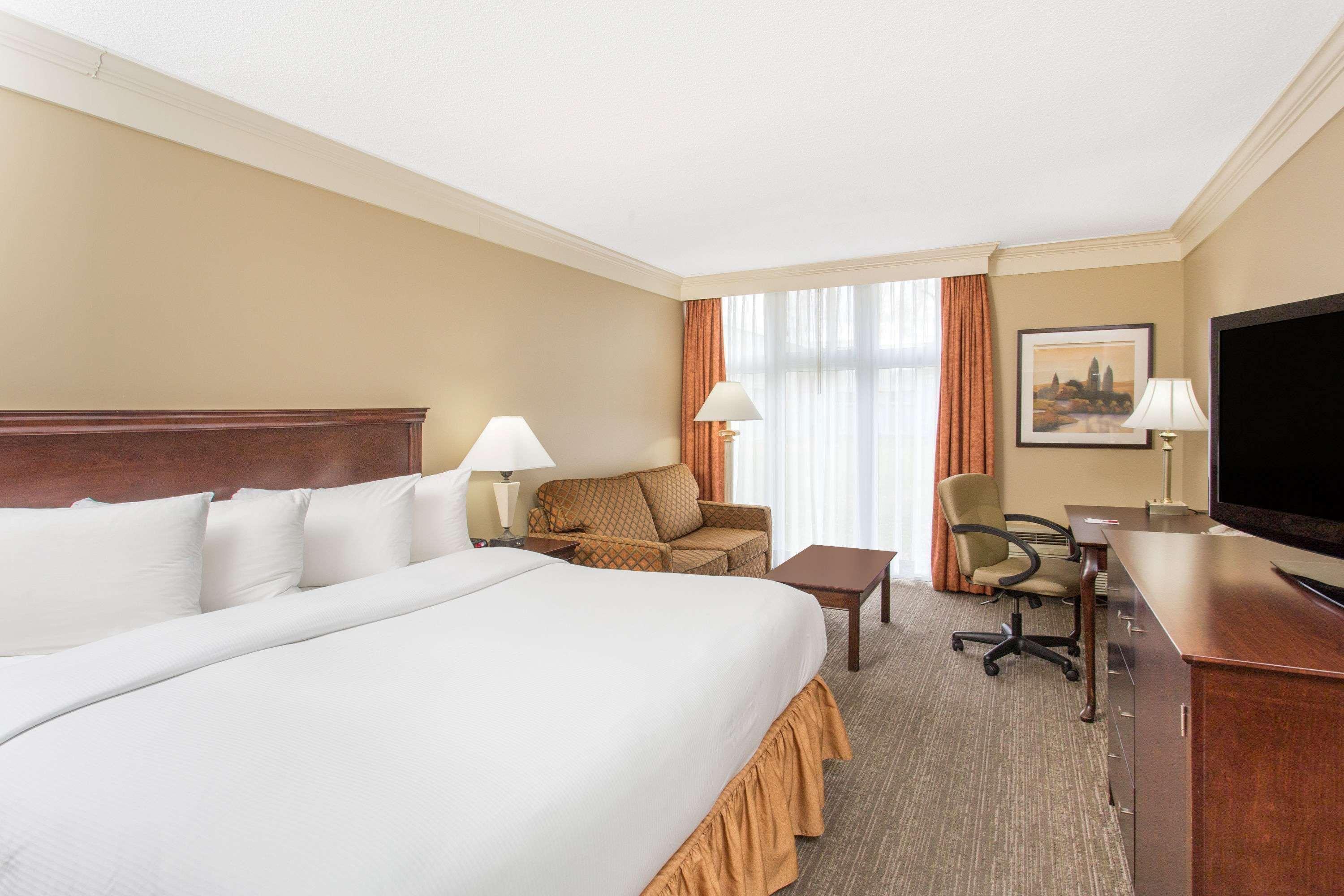 Ramada By Wyndham Cornwall Bagian luar foto