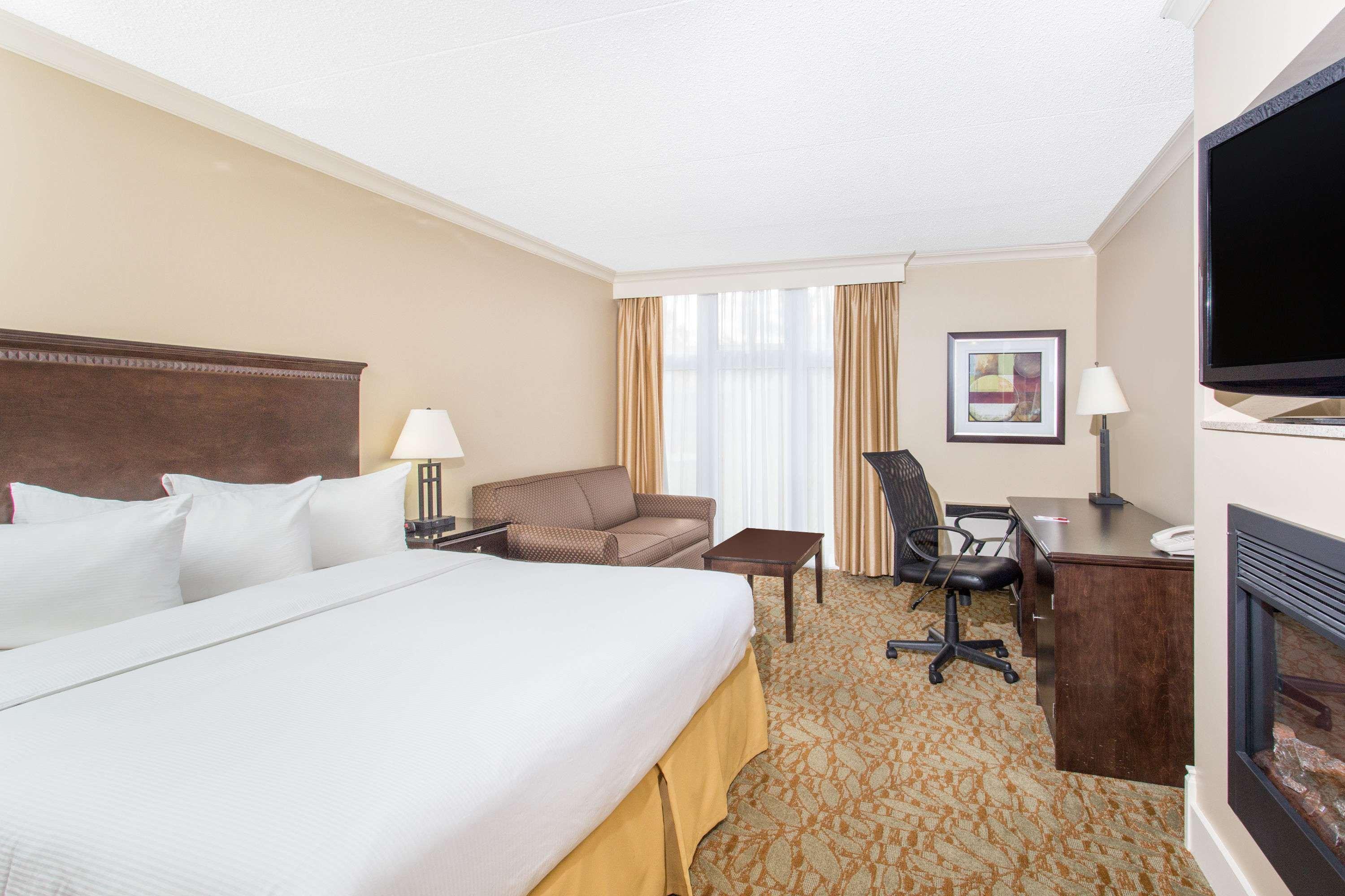 Ramada By Wyndham Cornwall Bagian luar foto