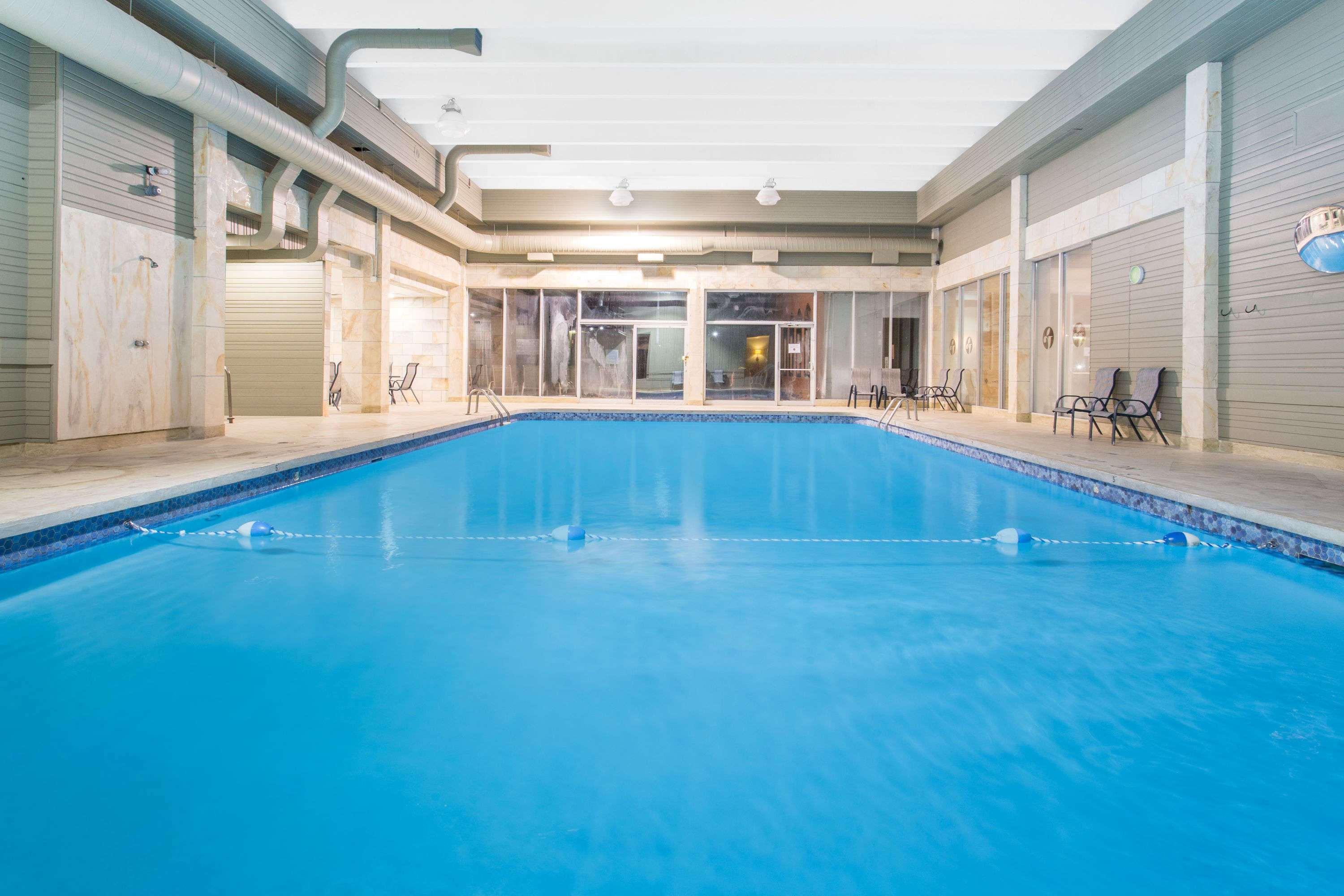 Ramada By Wyndham Cornwall Bagian luar foto