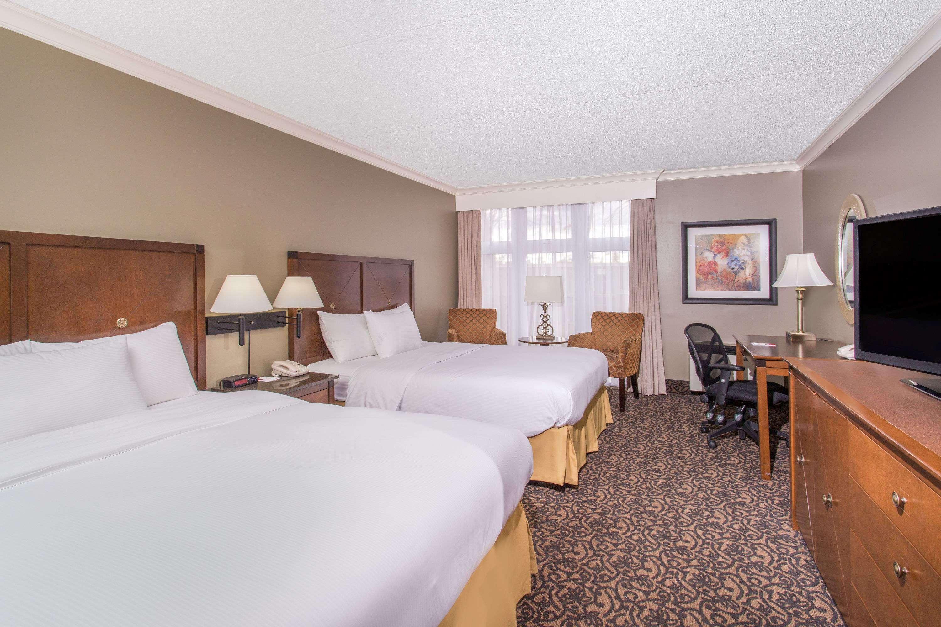 Ramada By Wyndham Cornwall Bagian luar foto