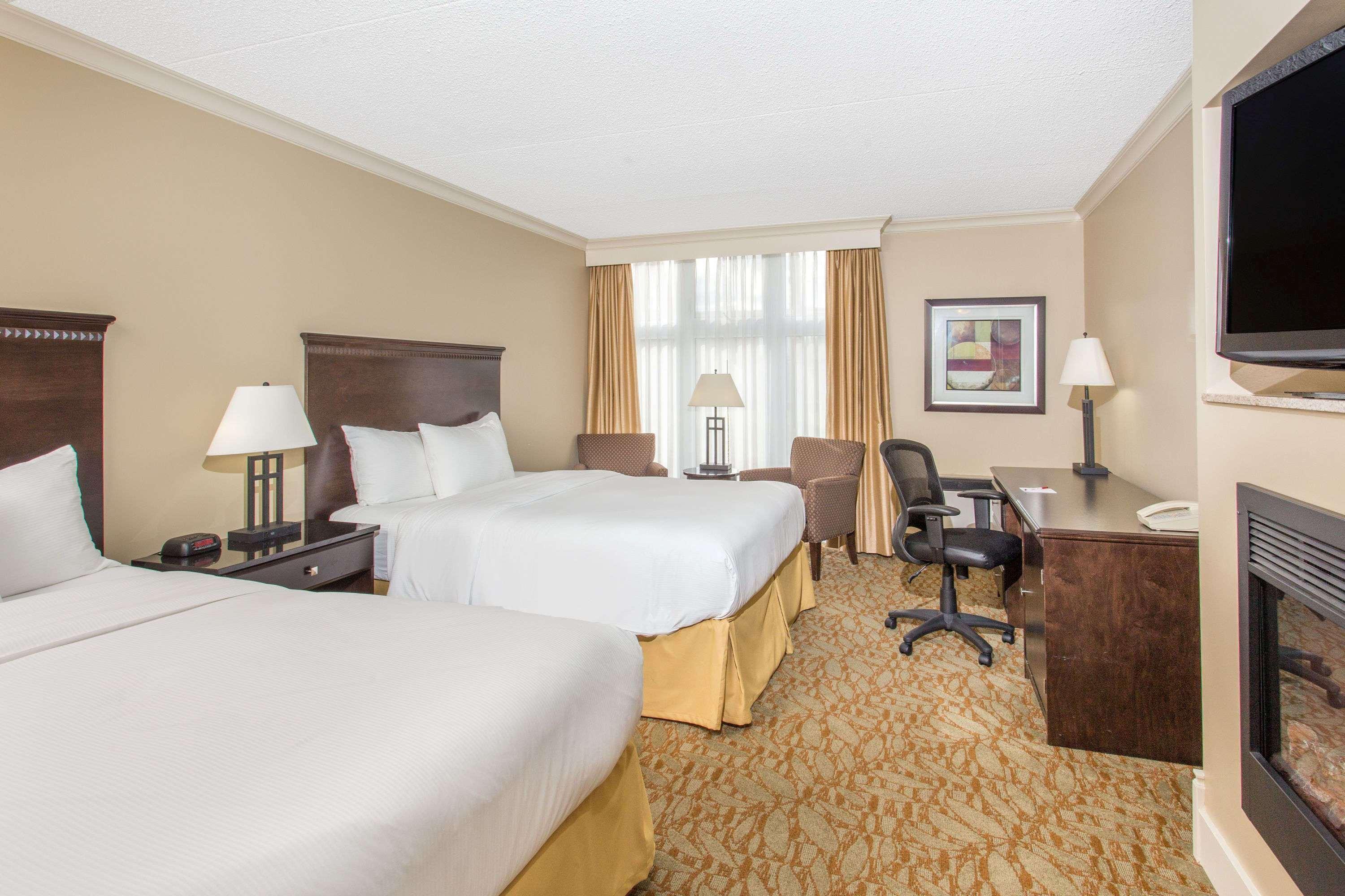 Ramada By Wyndham Cornwall Bagian luar foto