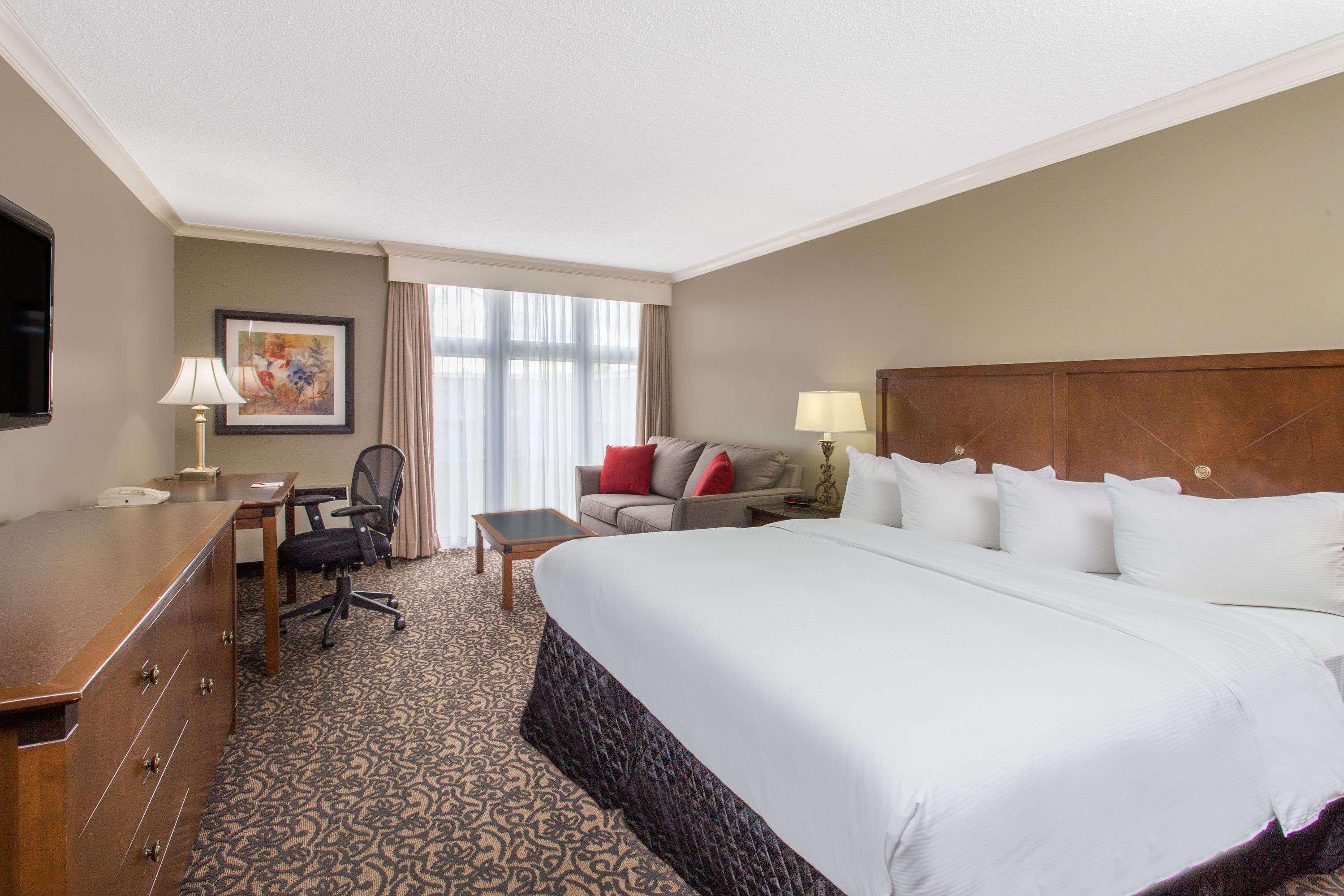 Ramada By Wyndham Cornwall Bagian luar foto
