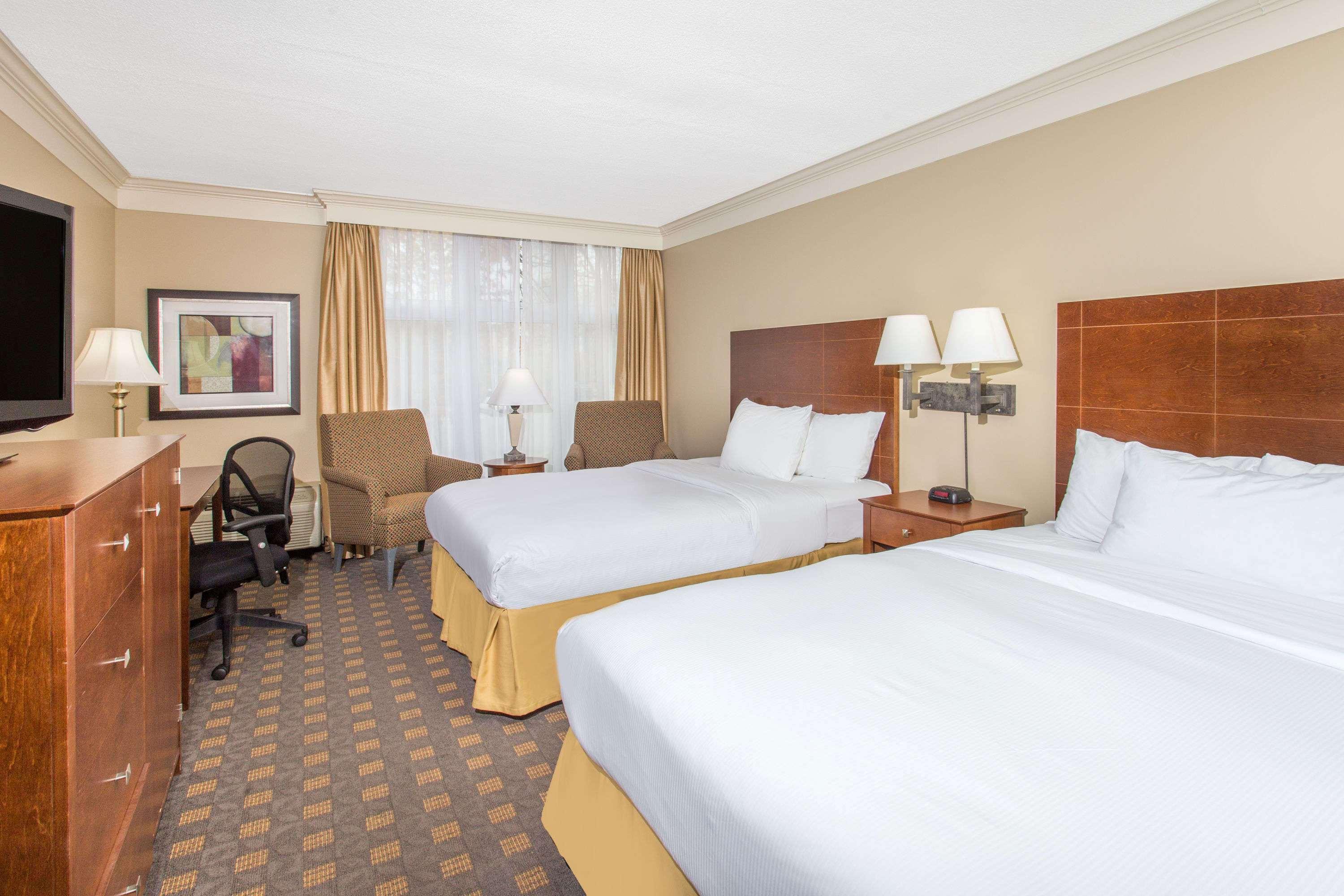 Ramada By Wyndham Cornwall Bagian luar foto