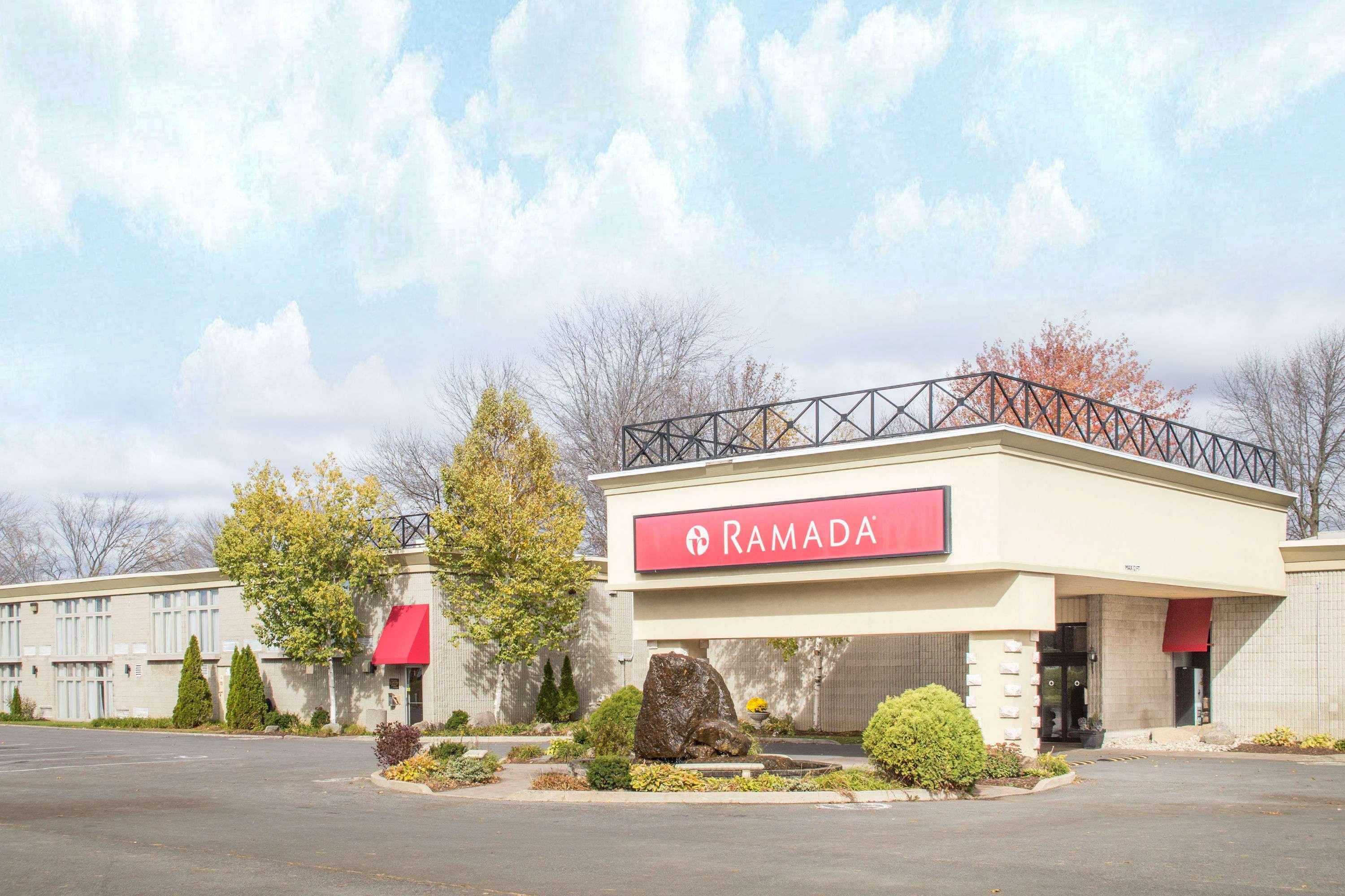 Ramada By Wyndham Cornwall Bagian luar foto