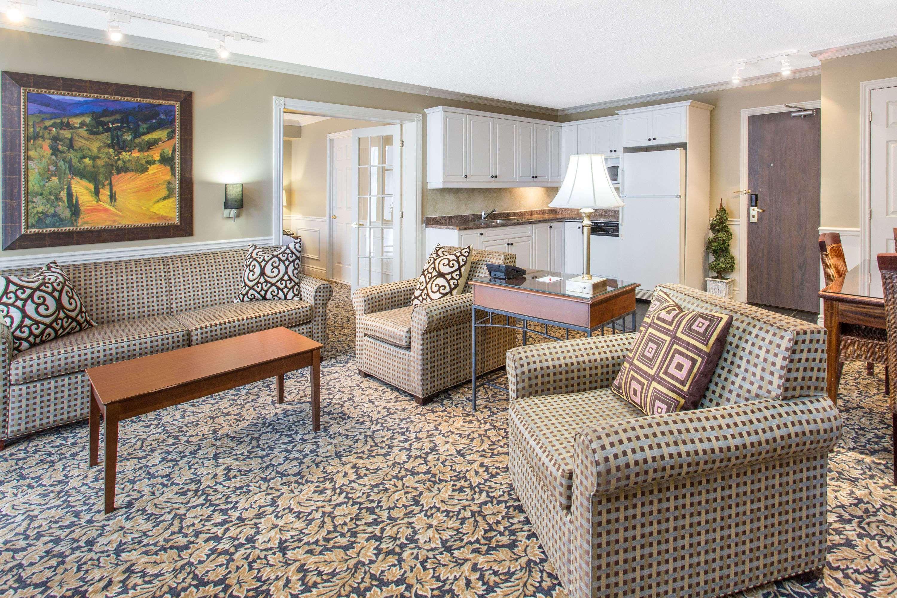 Ramada By Wyndham Cornwall Bagian luar foto