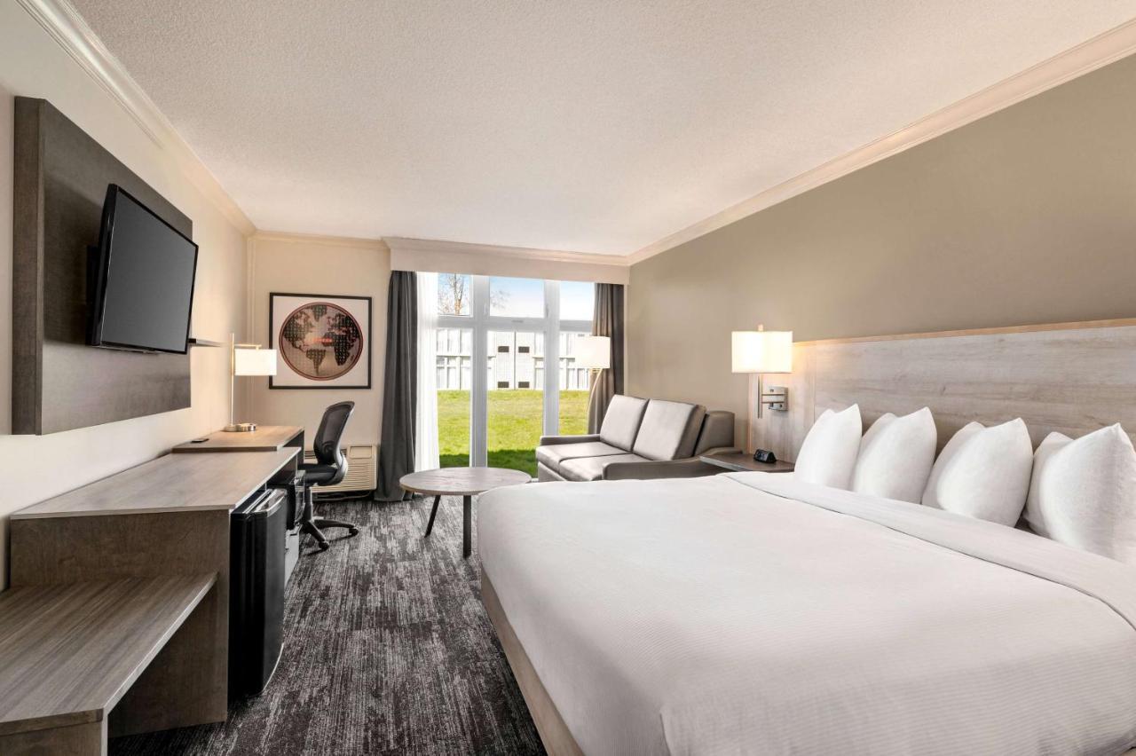 Ramada By Wyndham Cornwall Bagian luar foto