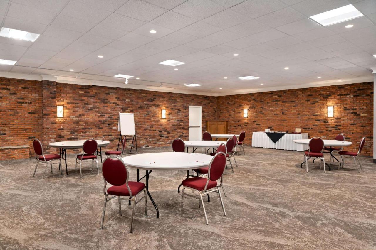 Ramada By Wyndham Cornwall Bagian luar foto