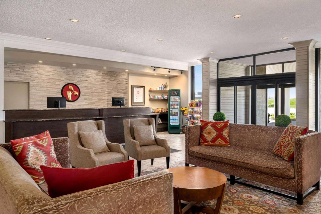 Ramada By Wyndham Cornwall Bagian luar foto