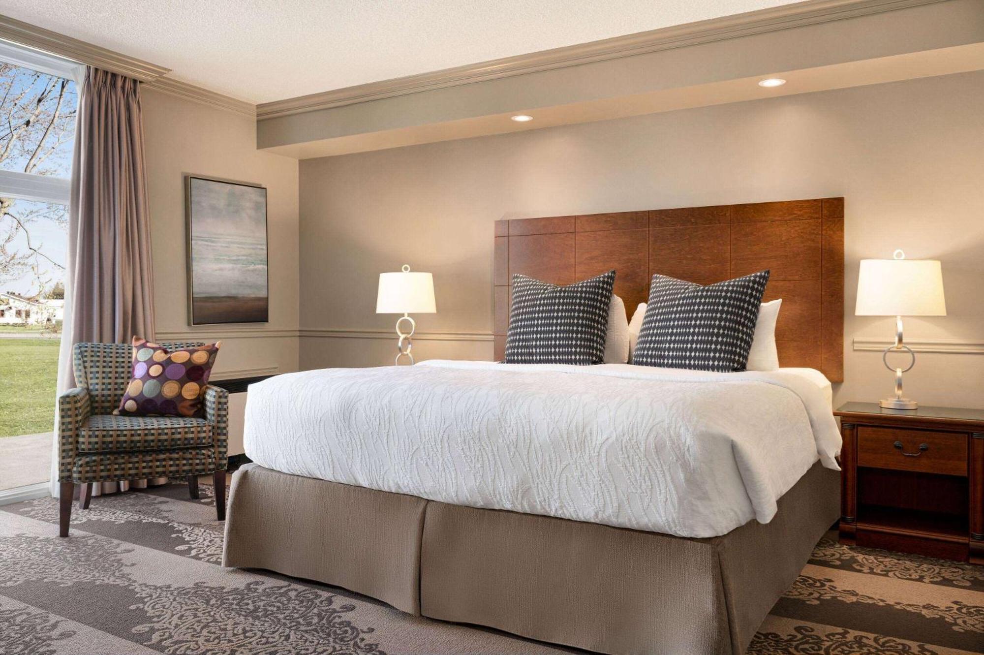 Ramada By Wyndham Cornwall Bagian luar foto