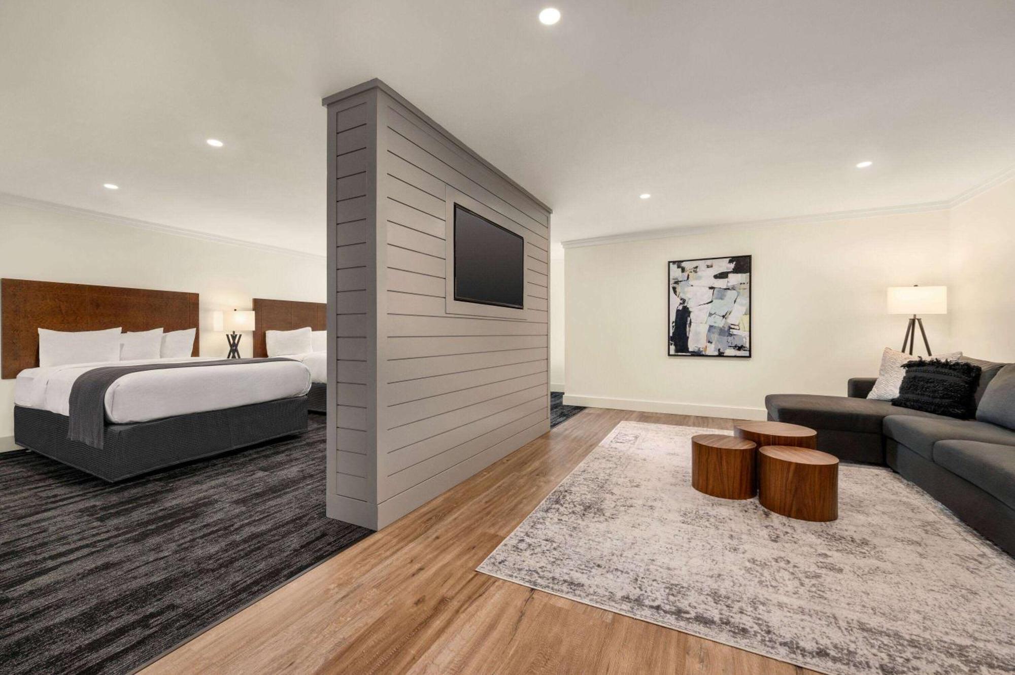 Ramada By Wyndham Cornwall Bagian luar foto
