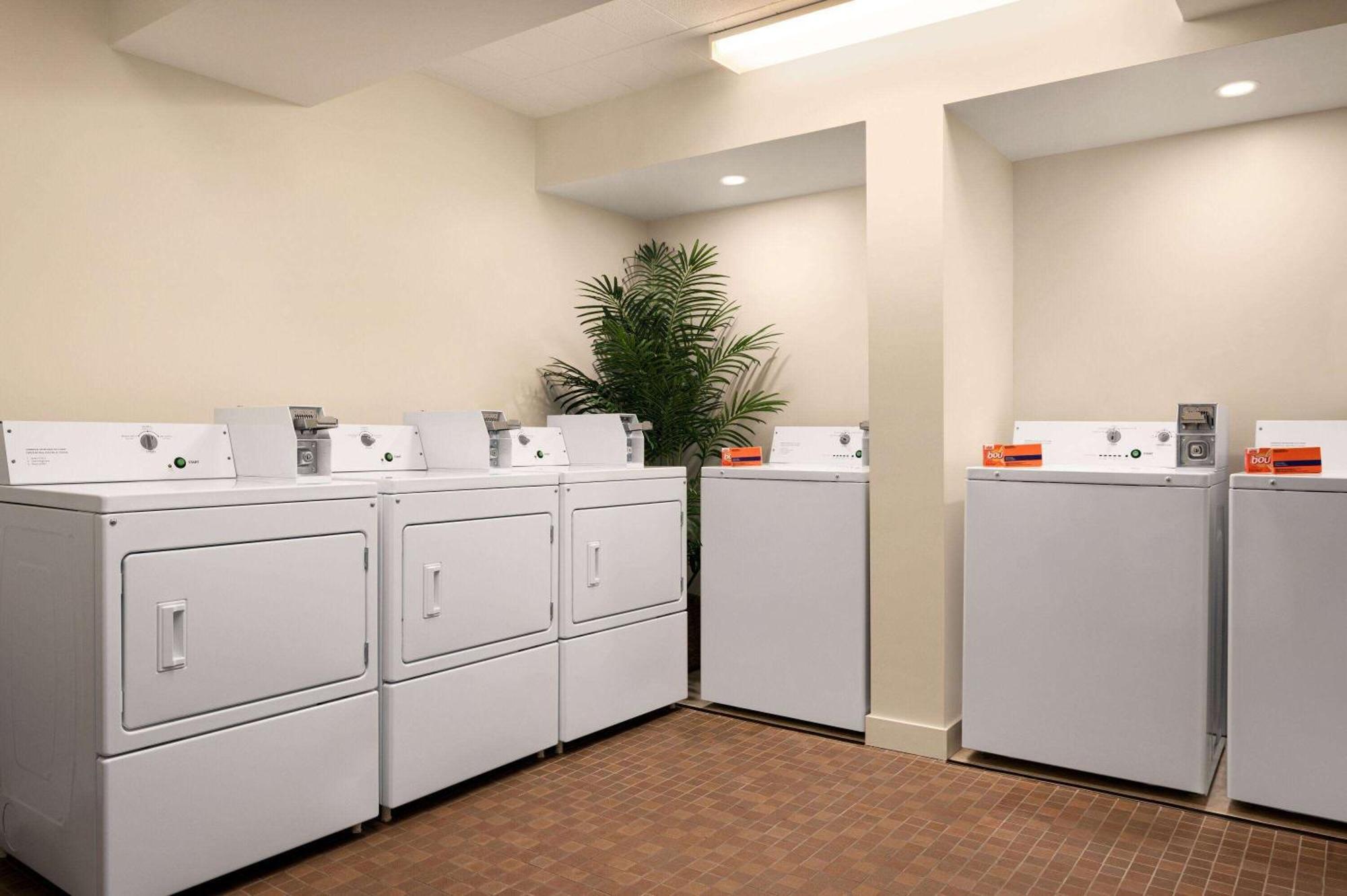 Ramada By Wyndham Cornwall Bagian luar foto