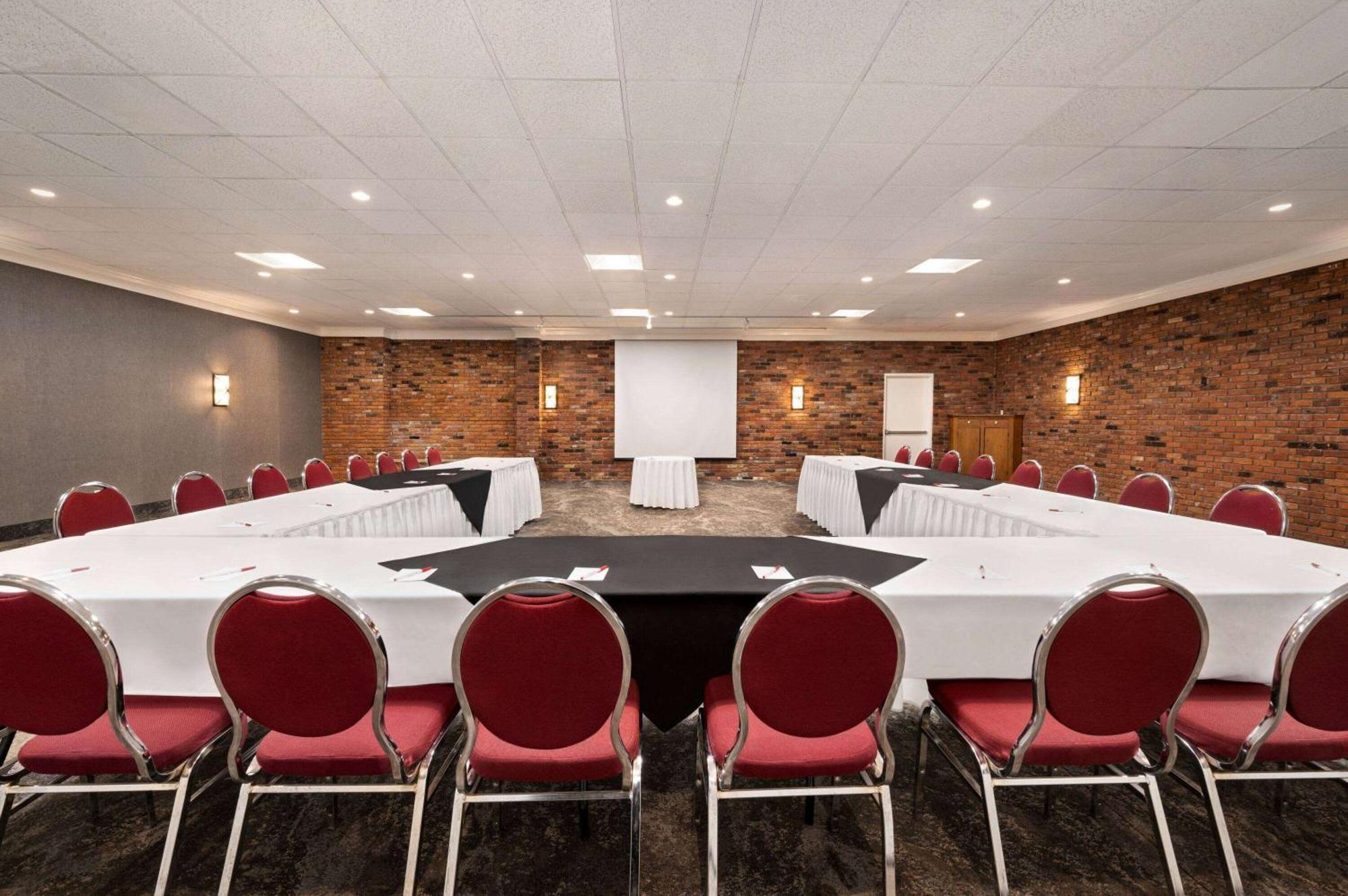 Ramada By Wyndham Cornwall Bagian luar foto