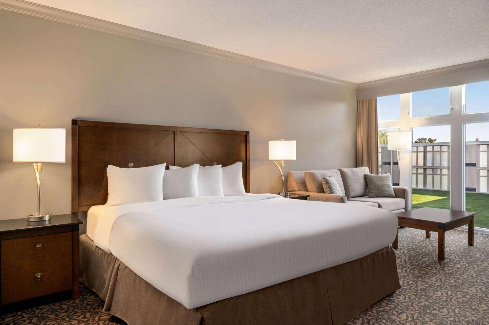 Ramada By Wyndham Cornwall Bagian luar foto