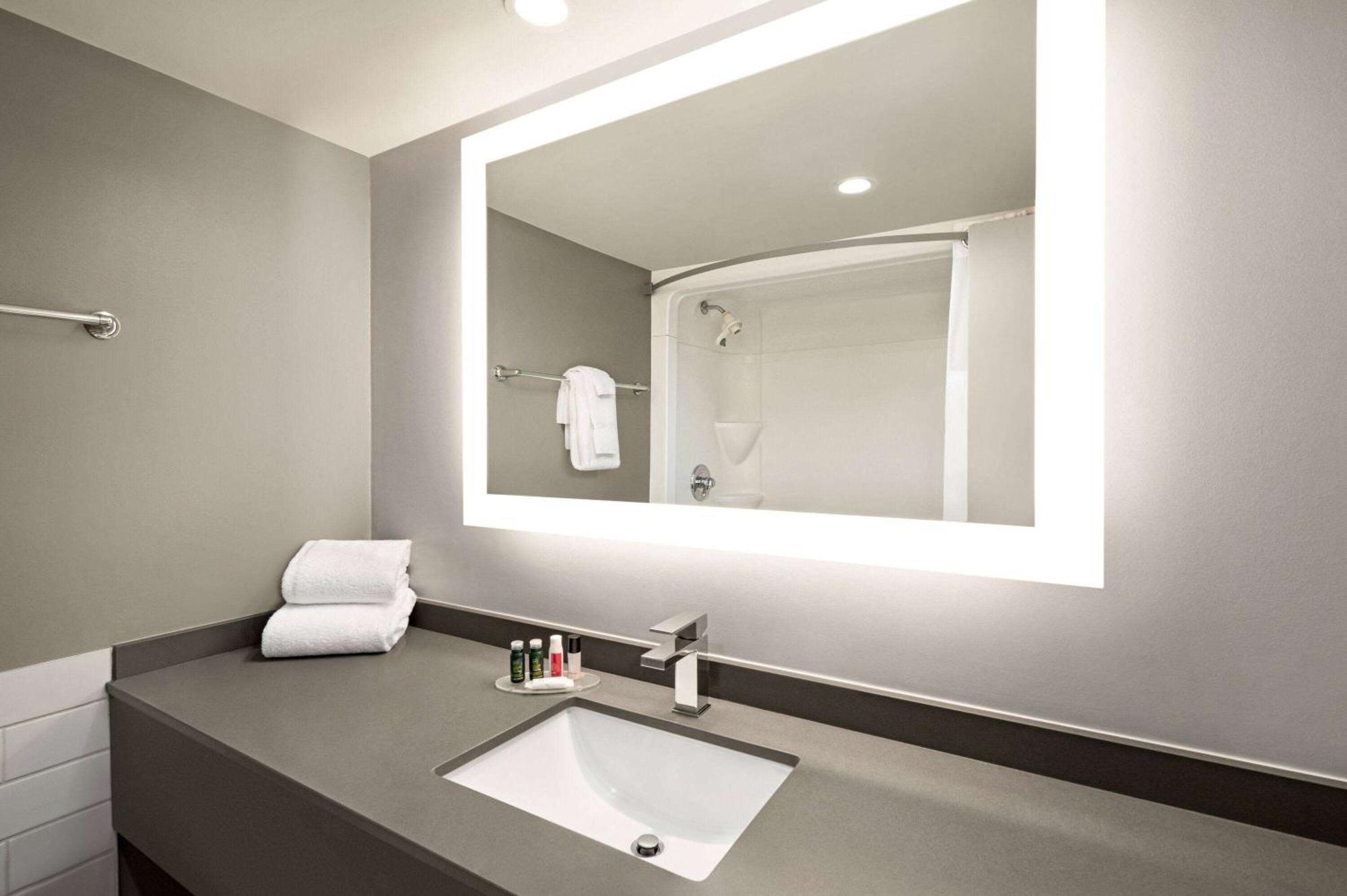 Ramada By Wyndham Cornwall Bagian luar foto