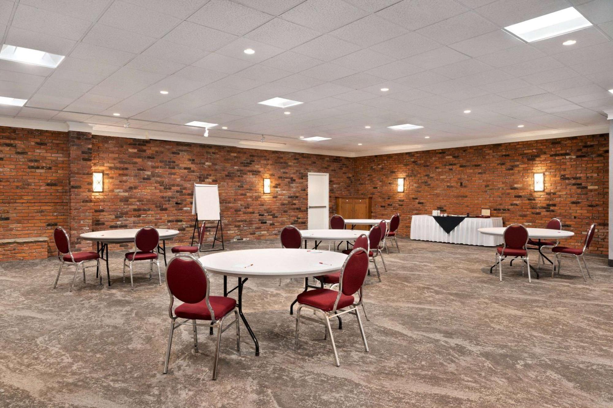 Ramada By Wyndham Cornwall Bagian luar foto