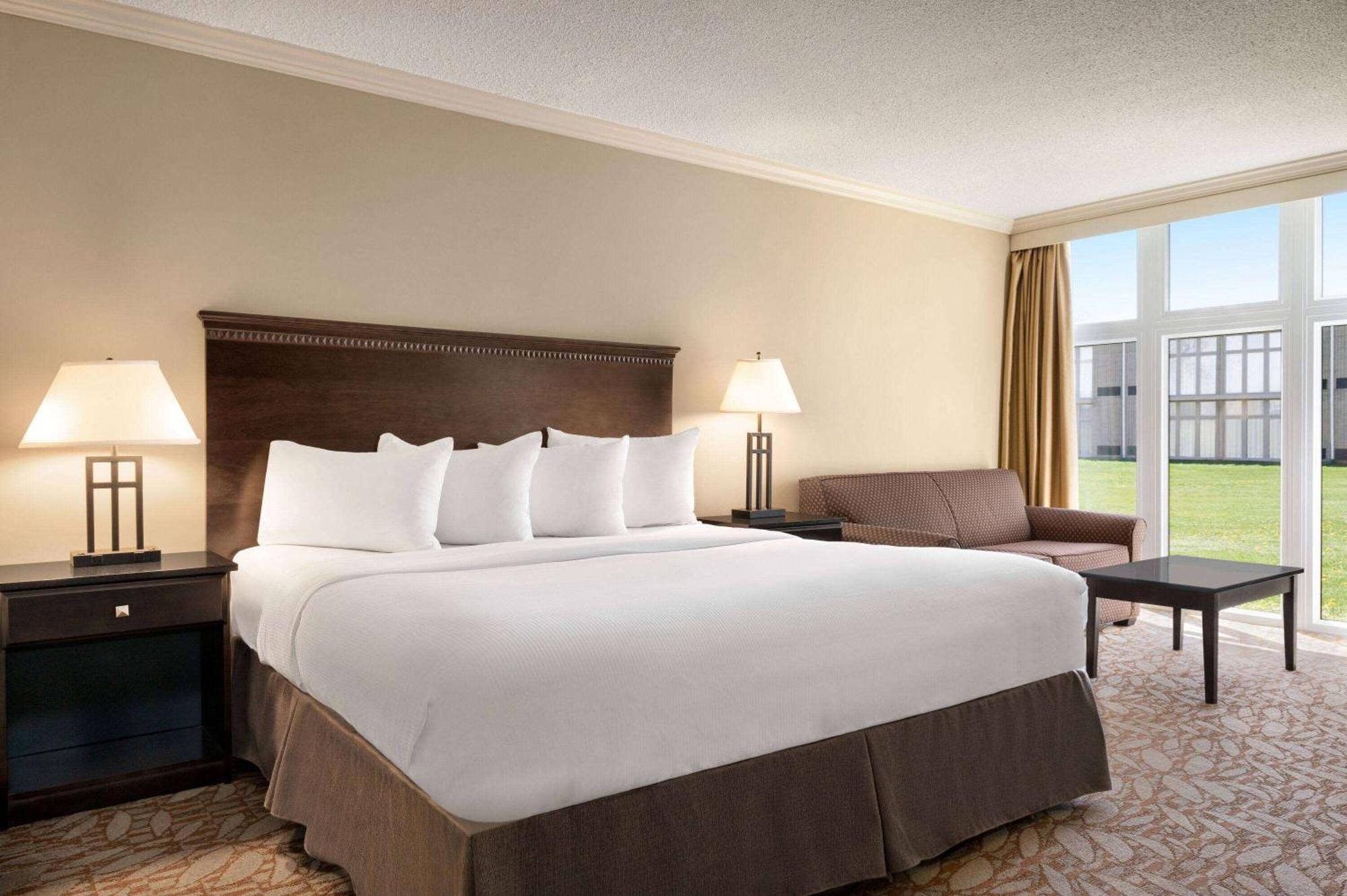Ramada By Wyndham Cornwall Bagian luar foto