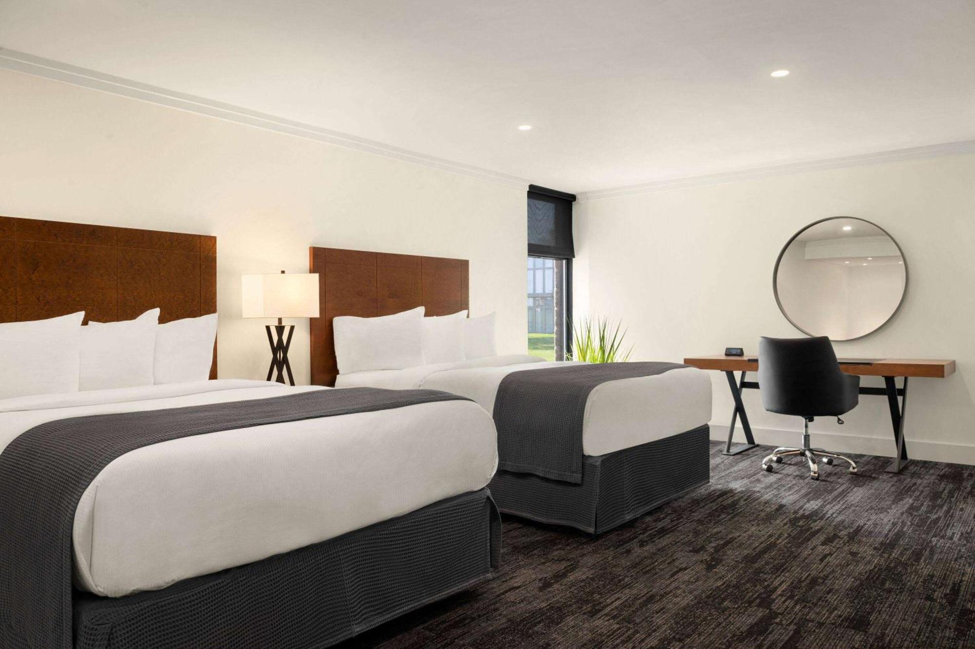 Ramada By Wyndham Cornwall Bagian luar foto