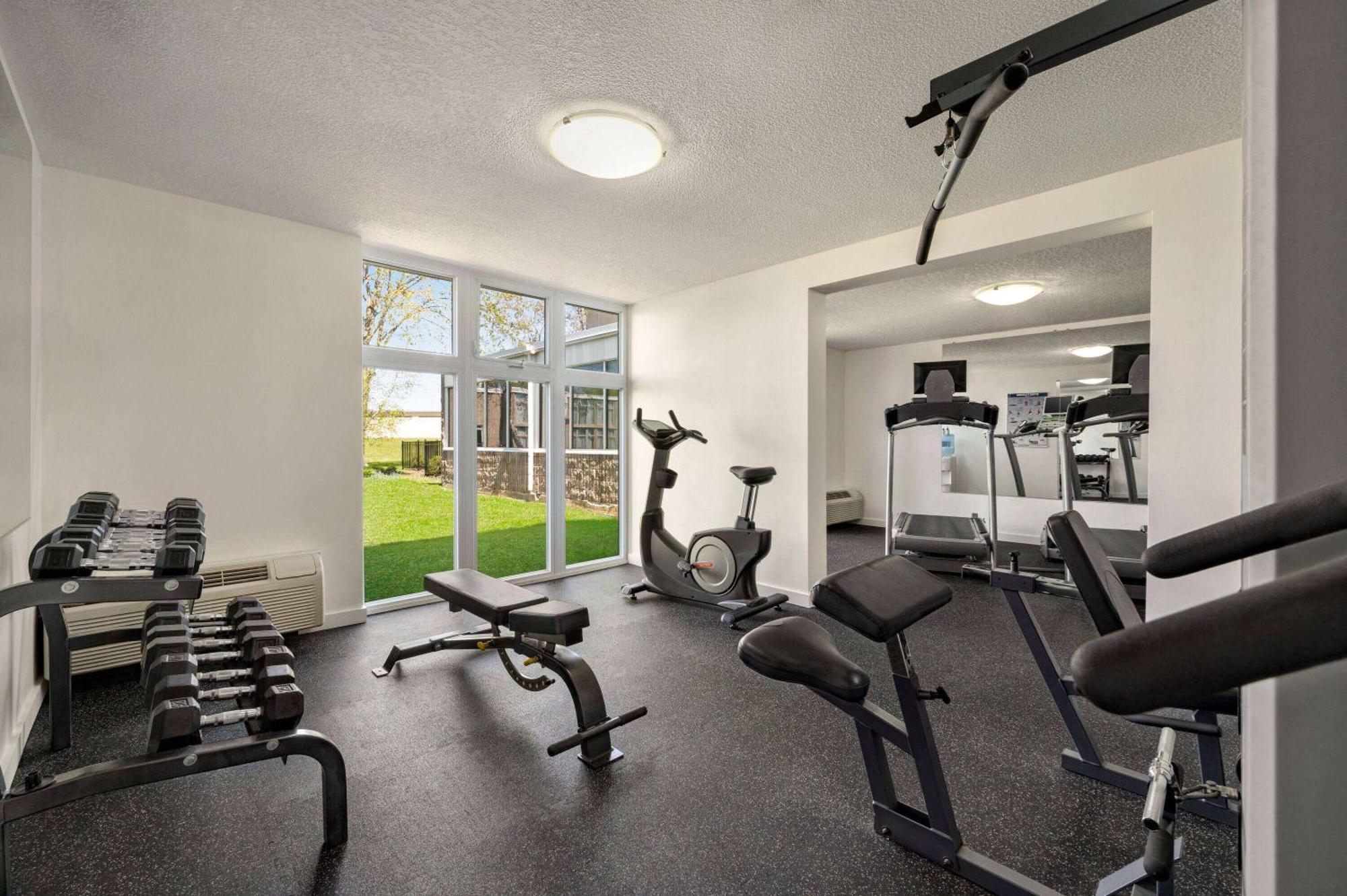 Ramada By Wyndham Cornwall Bagian luar foto