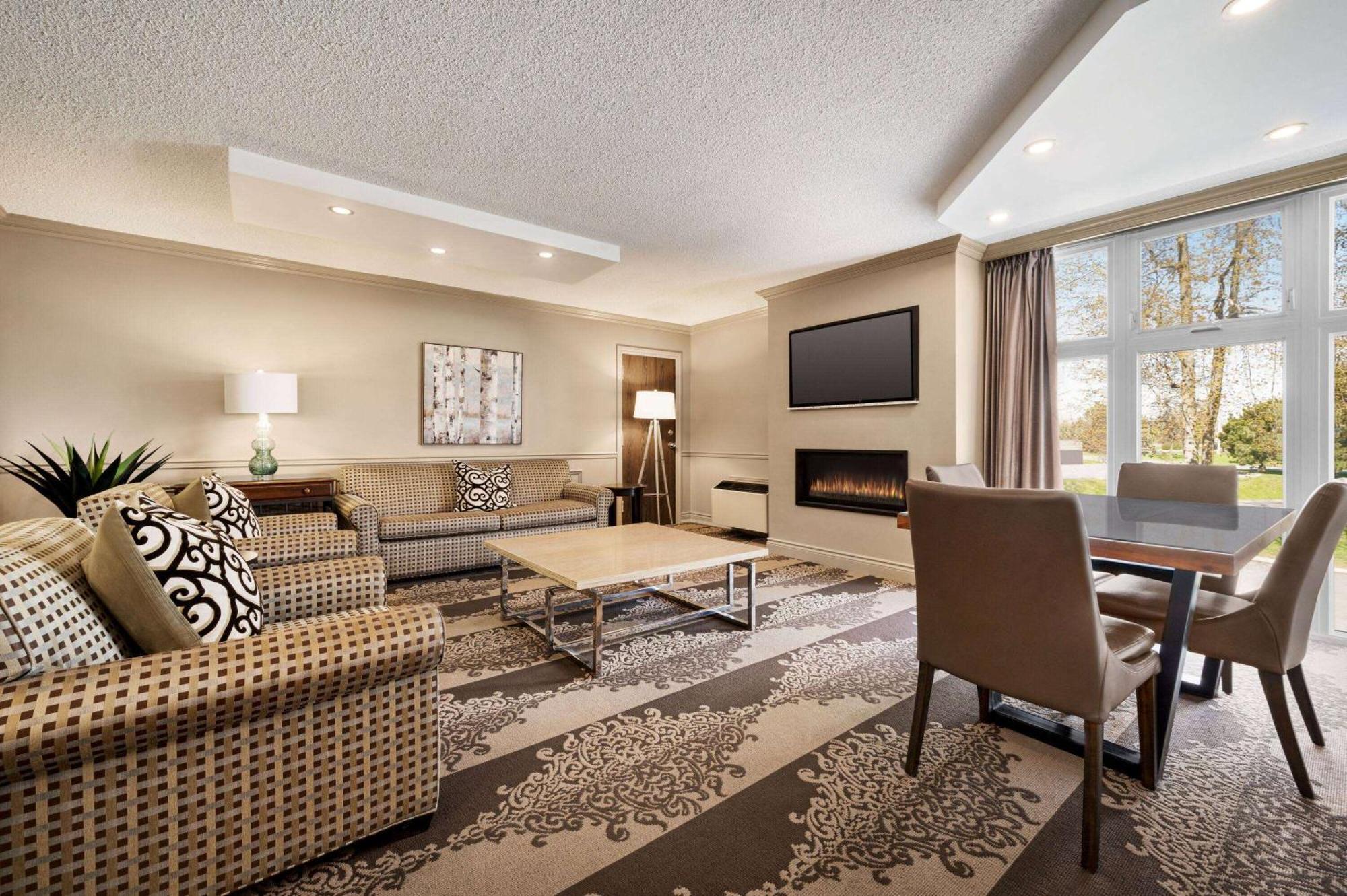 Ramada By Wyndham Cornwall Bagian luar foto