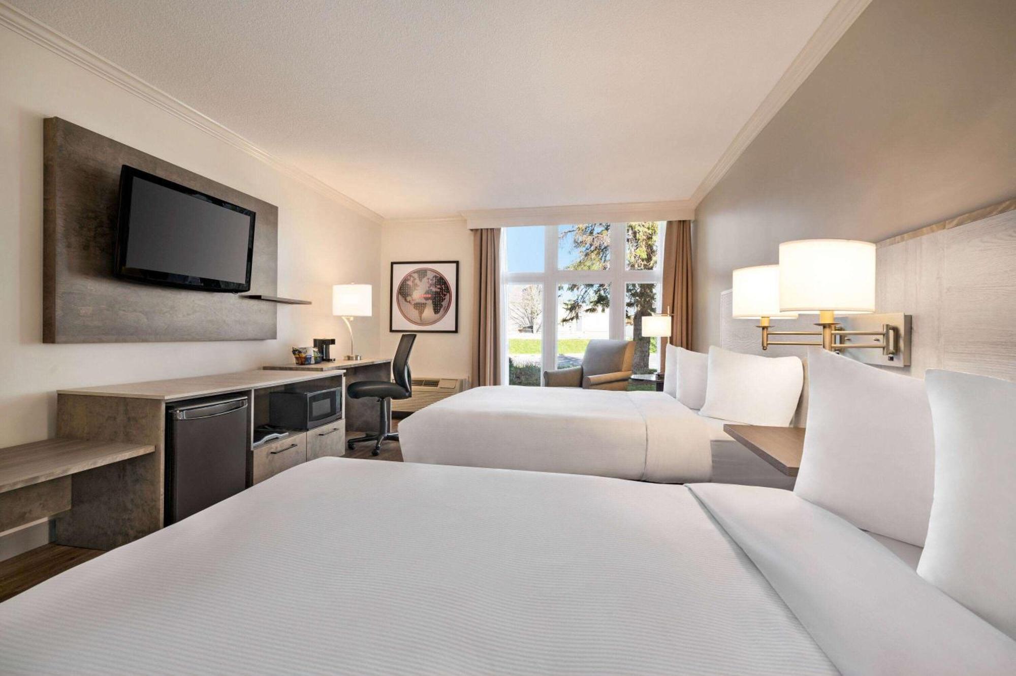 Ramada By Wyndham Cornwall Bagian luar foto