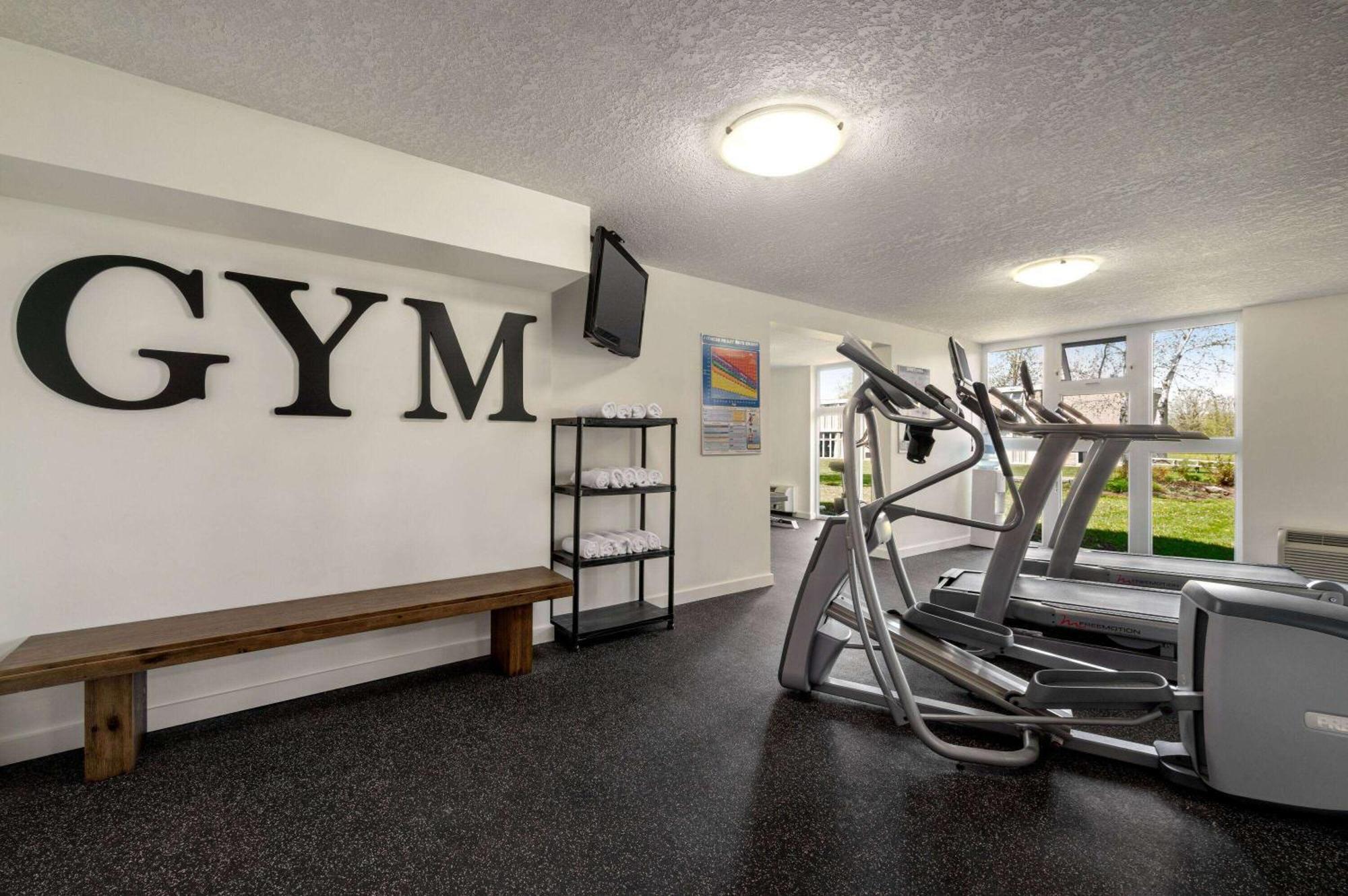 Ramada By Wyndham Cornwall Bagian luar foto