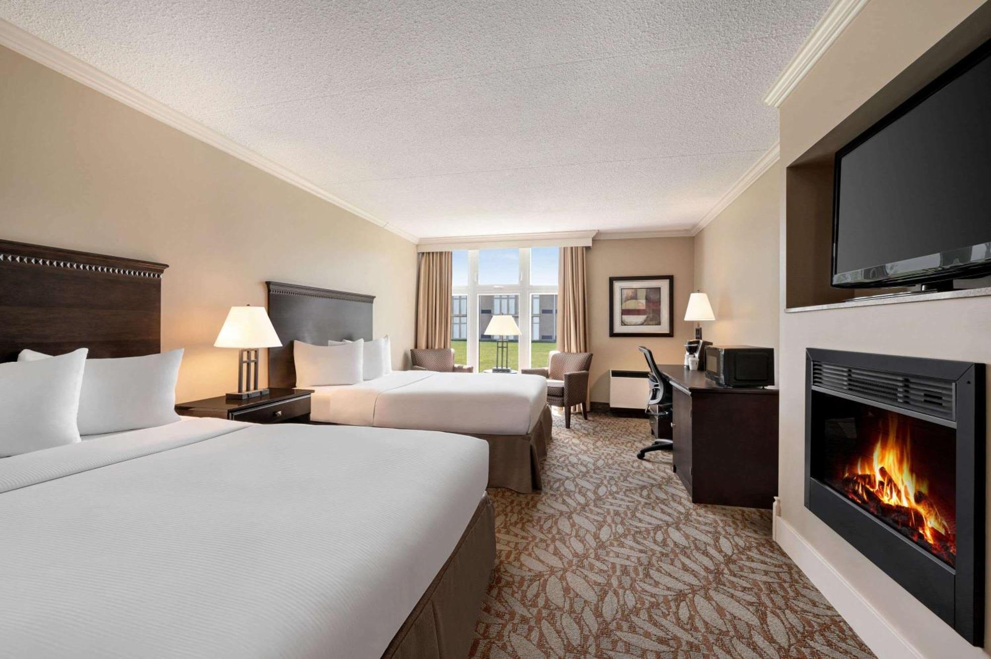Ramada By Wyndham Cornwall Bagian luar foto