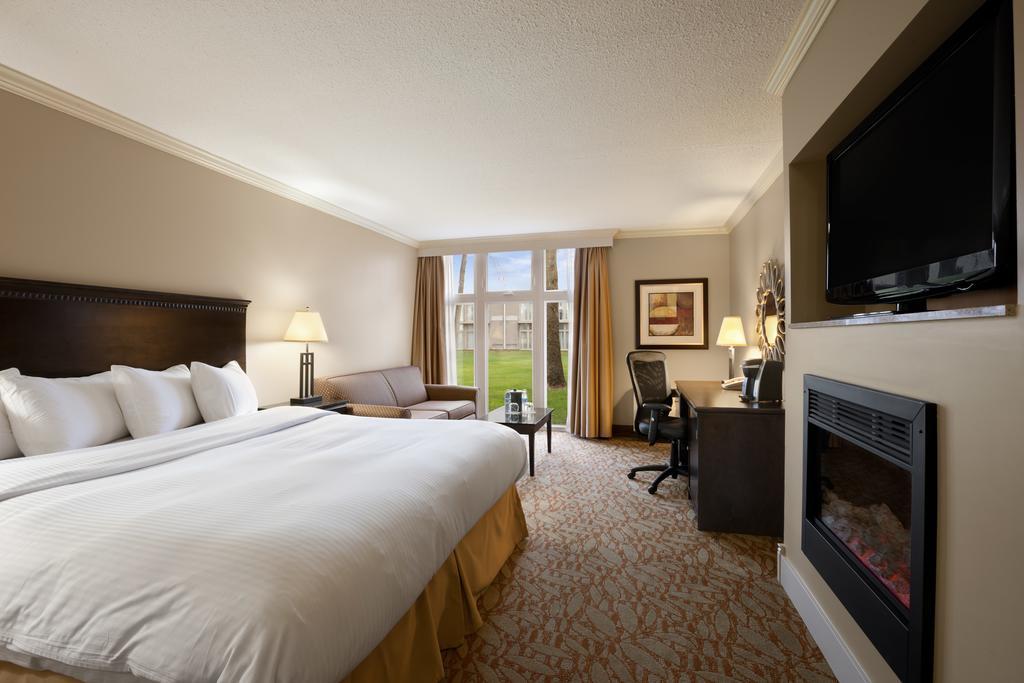 Ramada By Wyndham Cornwall Bagian luar foto